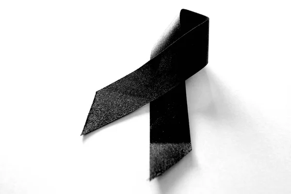 Μαύρη κορδέλα, μαύρη κορδέλα για πένθος σε λευκό φόντο — Φωτογραφία Αρχείου