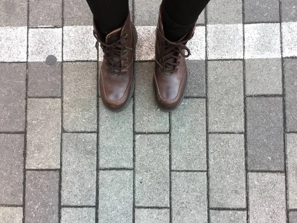 Weergave van Brown top schoenen laarzen op betonnen blok achtergrond — Stockfoto