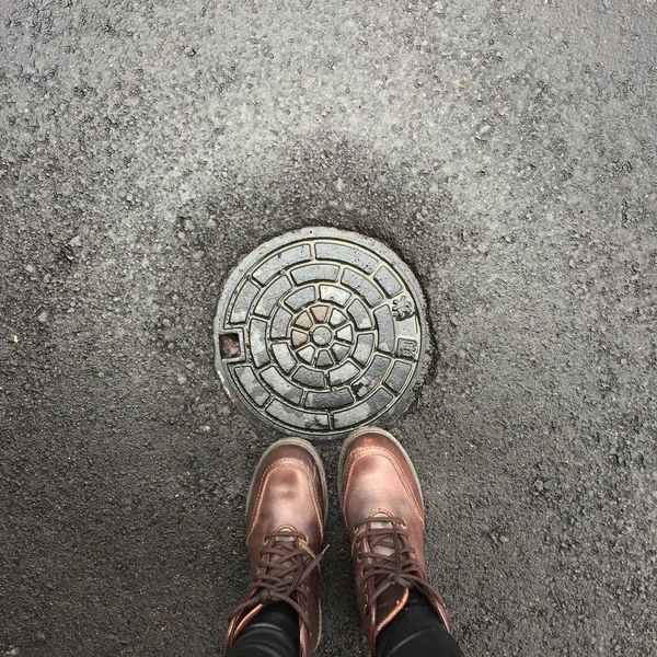 Closeup kadının bacakları kahverengi çizmeli. Botları sokak 