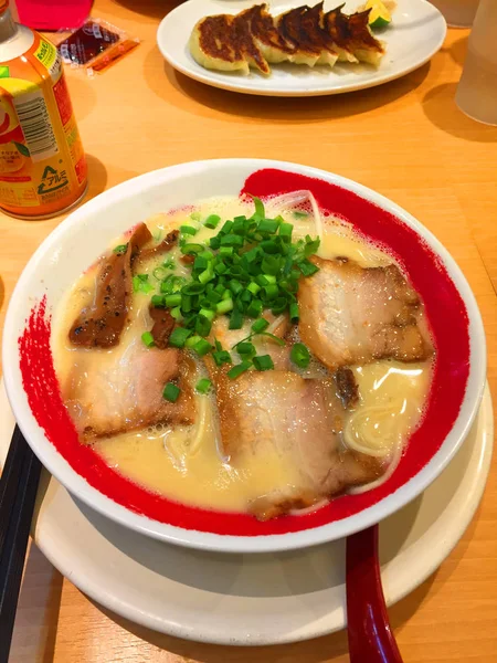 Ιαπωνική σούπα Ramen με χοιρινό, αυγό και λαχανικά σε φόντο ξύλινη — Φωτογραφία Αρχείου