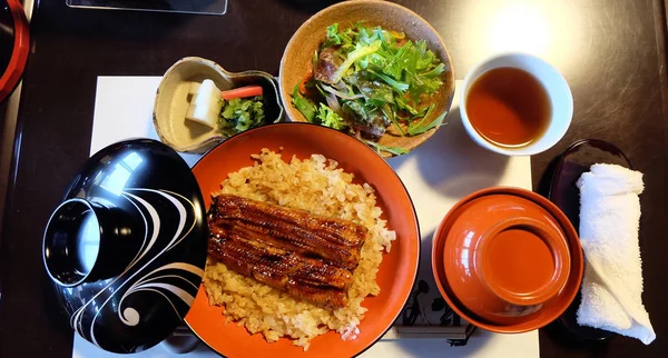 Кабаяки подают угорь на рис, суп мисо и салат японской кухни — стоковое фото
