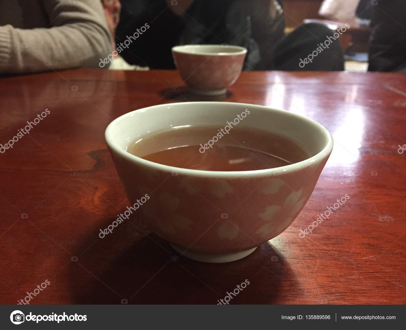 Ein Glas In Der Becherhalter Heißen Tee Auf Dem Tisch Auf Ein