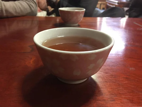 Primer plano de la taza de té en el fondo de la tabla —  Fotos de Stock