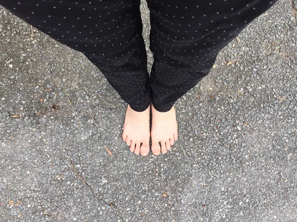 Kvinnliga ben och fötter på bildrutsbakgrund — Stockfoto