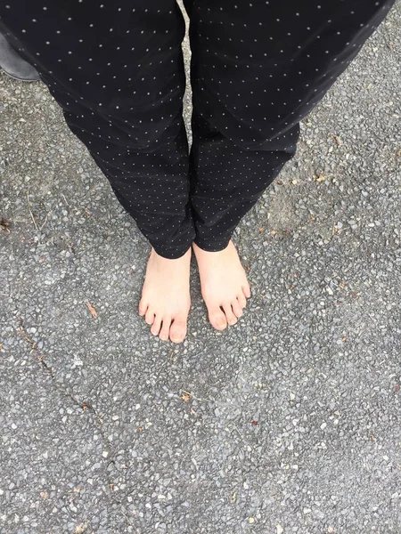 여성 다리와 발에 타일 배경 — 스톡 사진
