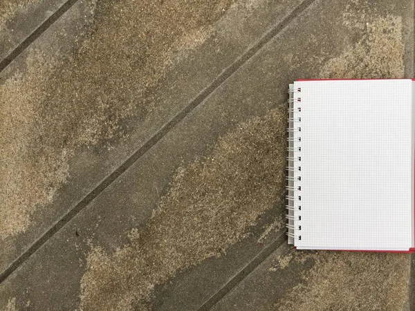 Prázdné Notebook s pozadím Cement — Stock fotografie