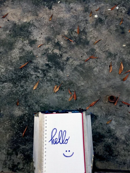 Bovenaanzicht Notebook schrijven Hello op trap achtergrond — Stockfoto