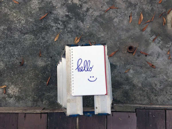 Inicio Ver Cuaderno Escribiendo Hola en Fondo de Escalera — Foto de Stock