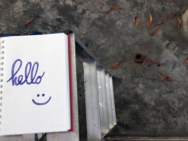 Inicio Ver Cuaderno Escribiendo Hola en Fondo de Escalera — Foto de Stock