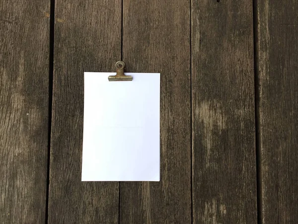 Ciltçi klibini ve ahşap arka plan üzerinde kağıt yığını