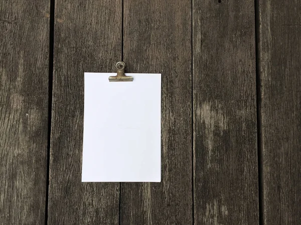 Ciltçi klibini ve ahşap arka plan üzerinde kağıt yığını