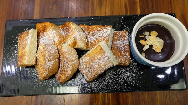 Skiva bröd, Baguette Toast med choklad kräm tabellbakgrund — Stockfoto