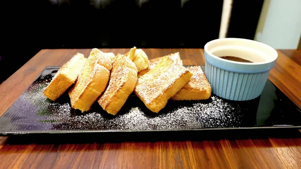 パンのスライス、表の背景にチョコレート クリームとバゲット トースト — ストック写真
