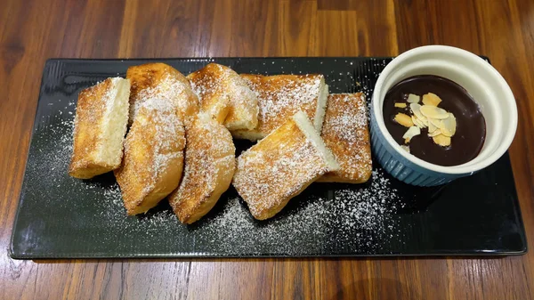 Rebanada de pan, tostadas de baguette con crema de chocolate en el fondo de la mesa — Foto de Stock