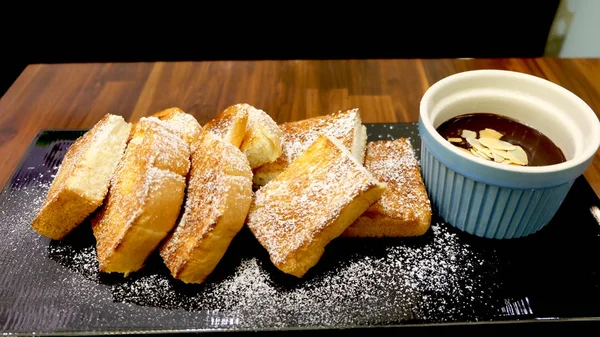 Rebanada de pan, tostadas de baguette con crema de chocolate en el fondo de la mesa — Foto de Stock