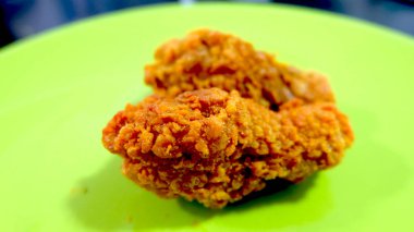 Yeşil arka planda çıtır Fried Chicken