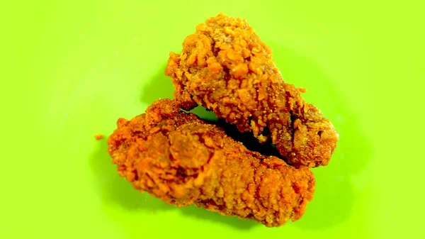 Knapperig gebakken kip in een groene achtergrond — Stockfoto