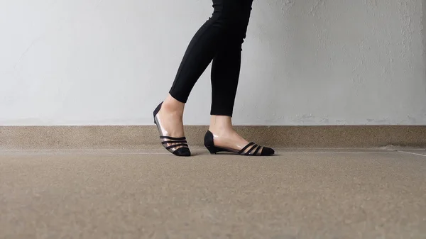 Zblízka se stylově ženské černé boty. Obuv na podlaze — Stock fotografie