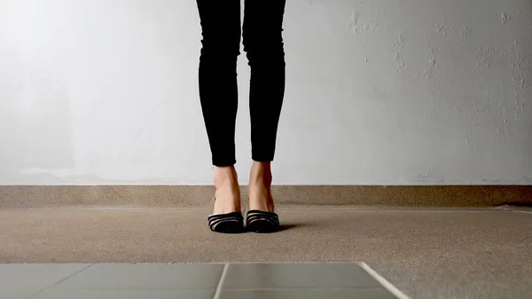 Закрыть стильную женскую черную обувь. Обувь на полу — стоковое фото