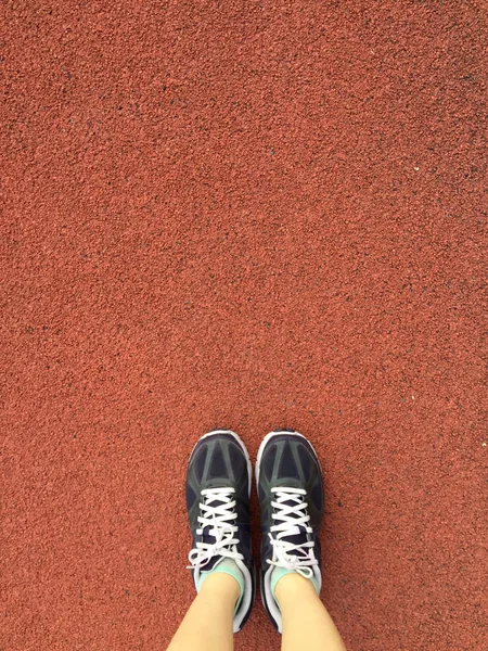 Sportkonzept, violette Turnschuhe zum Laufen, Schuhe im Stehen — Stockfoto