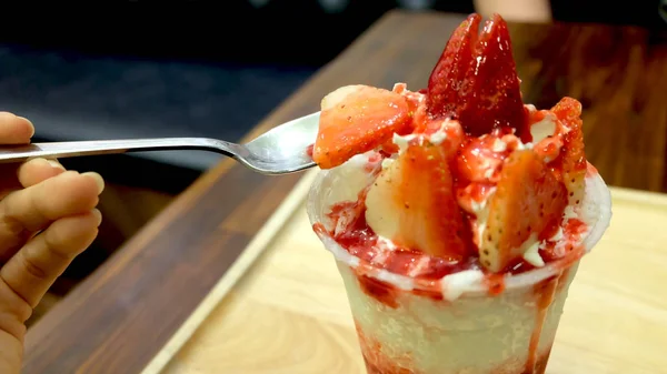 Mousse aux fraises dans un verre. Délicieux dessert — Photo