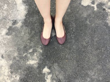 Moda ayakkabılar, konsepti ayakta ayakkabı kadın bacaklar 