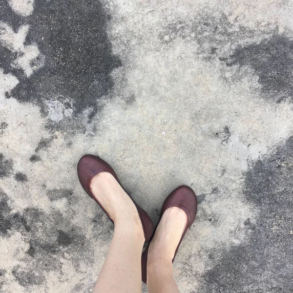 Piernas femeninas en zapatos de moda, concepto de pie de calzado —  Fotos de Stock