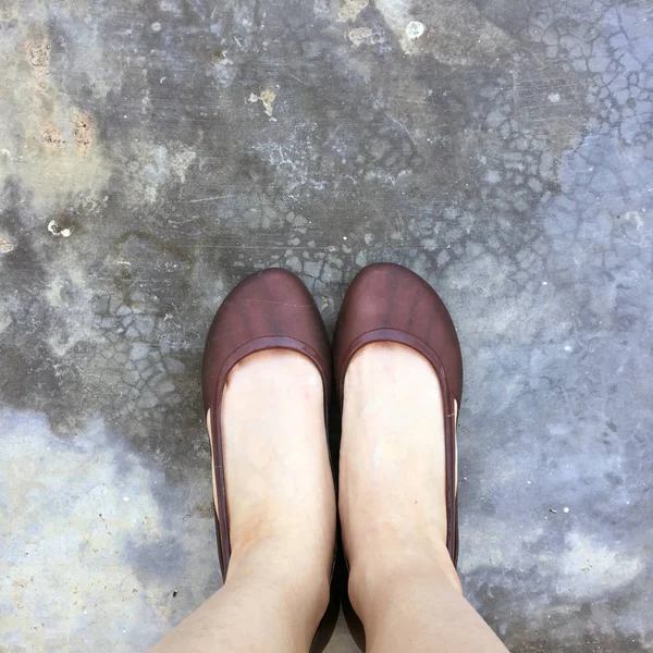 Pernas femininas em sapatos de moda, calçado em pé conceito — Fotografia de Stock