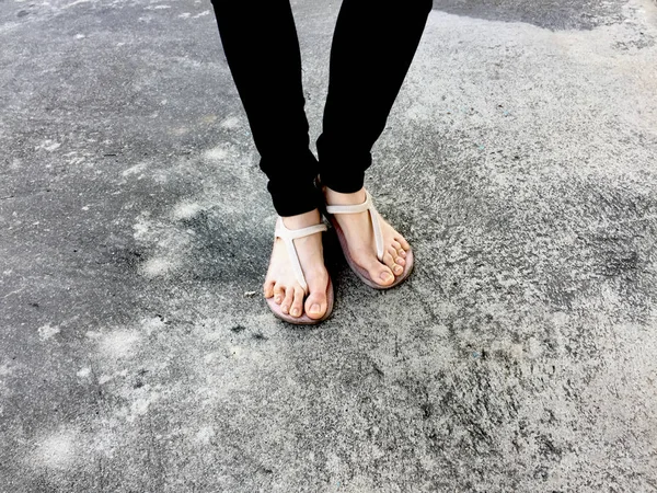 Pantalons et chaussures noirs pour femmes — Photo