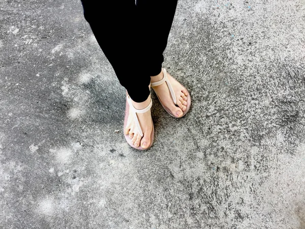 여성 검은 바지와 신발 — 스톡 사진