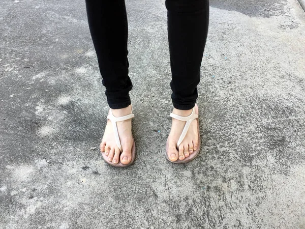 女性の黒のズボン、靴 — ストック写真