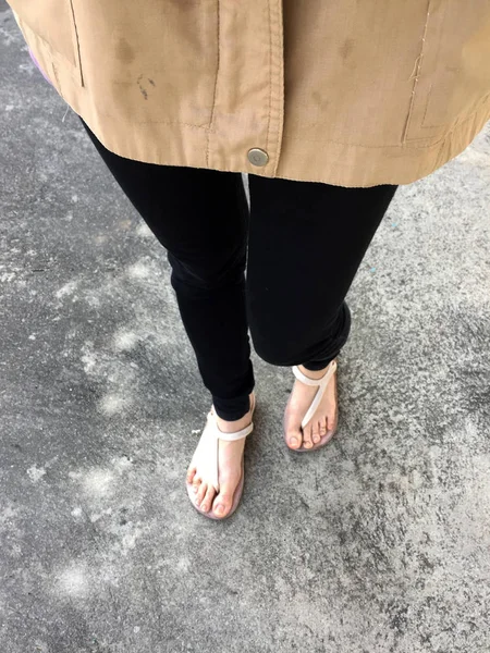 Kadın siyah pantolon ve ayakkabı — Stok fotoğraf