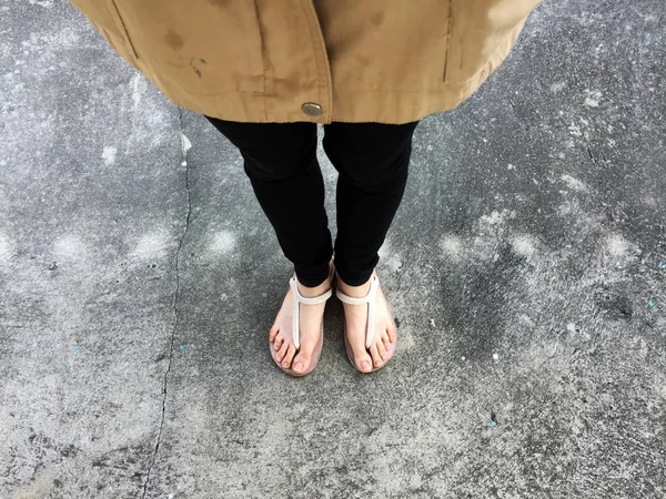 Vrouwelijke zwarte broek en schoenen — Stockfoto