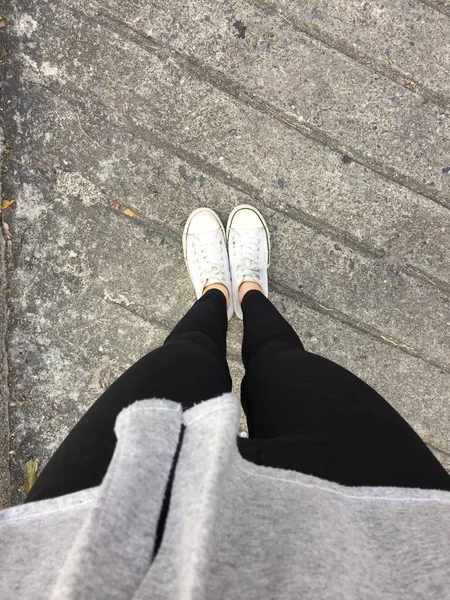 Jeune Mode Femmes Jambes avec Sneakers, Chaussures blanches sur fond de sol — Photo