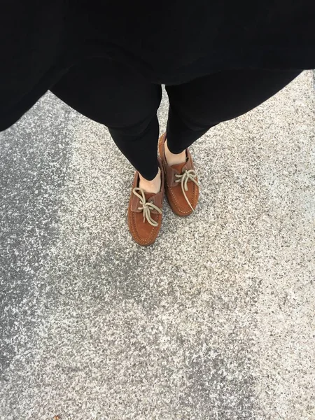 Primer plano de zapatos marrones femeninos. Zapatos de moda al aire libre Calzado Concepto — Foto de Stock