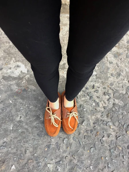Kadın kahverengi ayakkabı kapatın. Açık moda ayakkabı ayakkabı kavramı — Stok fotoğraf