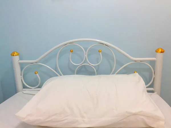 在卧室里的床上装饰的白色枕头 — 图库照片