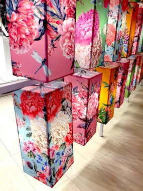 Geceleri sokaklarda çiçek desenli kağıt fenerler 