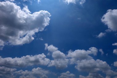 Bulutlu mavi gökyüzü 