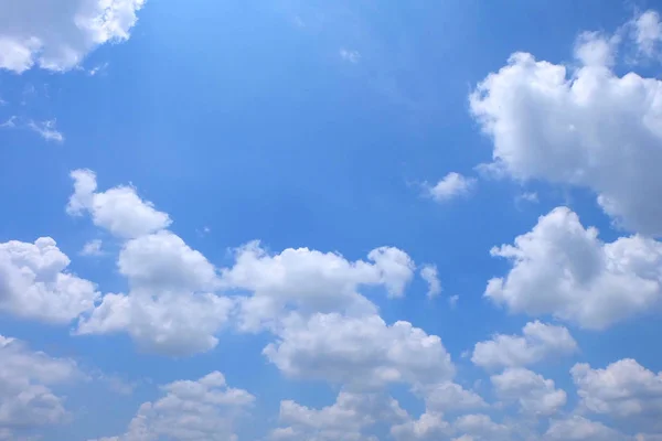 Cielo blu con sfondo nuvole — Foto Stock