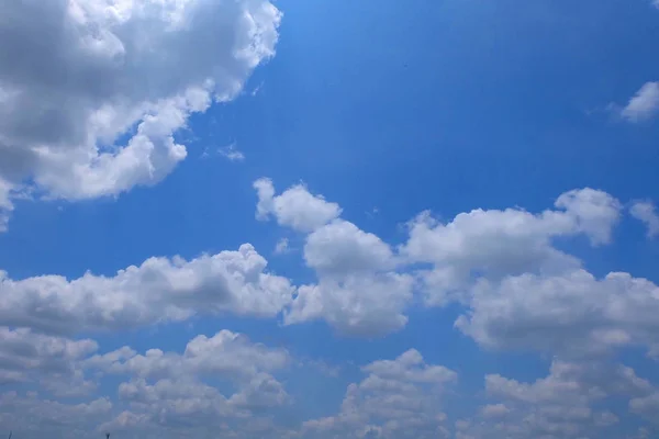 Céu azul com nuvens fundo — Fotografia de Stock