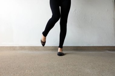 Kadın siyah pantolon ve siyah ayakkabı 