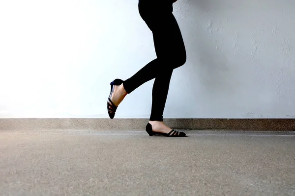 Женщина в черных штанах и чёрных туфлях — стоковое фото