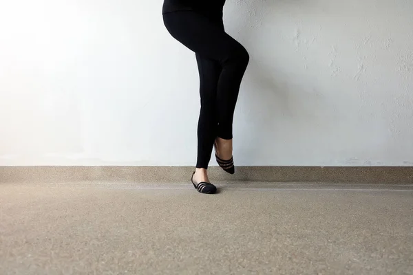 Жінка в чорні штани та чорний взуття — стокове фото