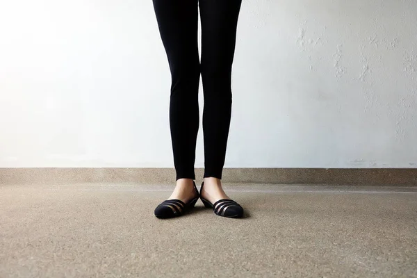 Donna in pantaloni neri e scarpe nere — Foto Stock