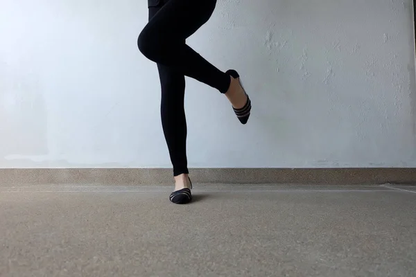 Kadın siyah pantolon ve siyah ayakkabı — Stok fotoğraf