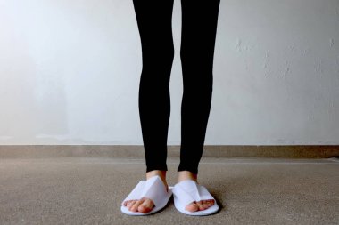 Beyaz terlik ve siyah pantolon giyen kadın, closeup fotoğraf 