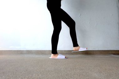 Beyaz terlik ve siyah pantolon giyen kadın, closeup fotoğraf 