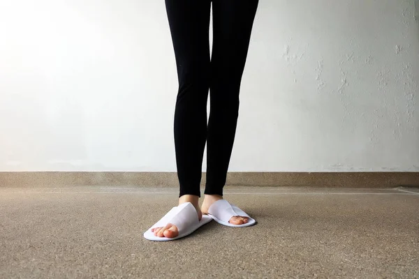 Beyaz terlik ve siyah pantolon giyen kadın, closeup fotoğraf 