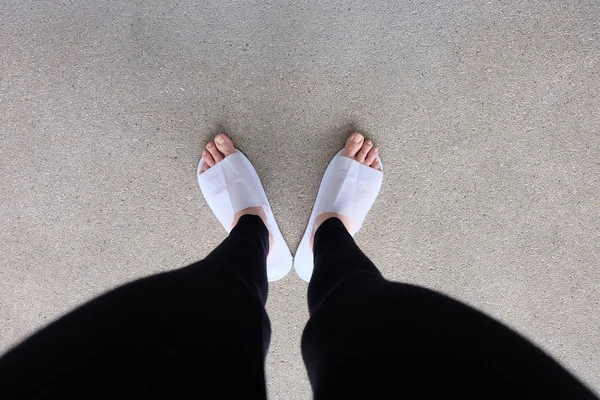 Foto de primer plano de De mujer que usa zapatillas blancas y pantalones negros —  Fotos de Stock